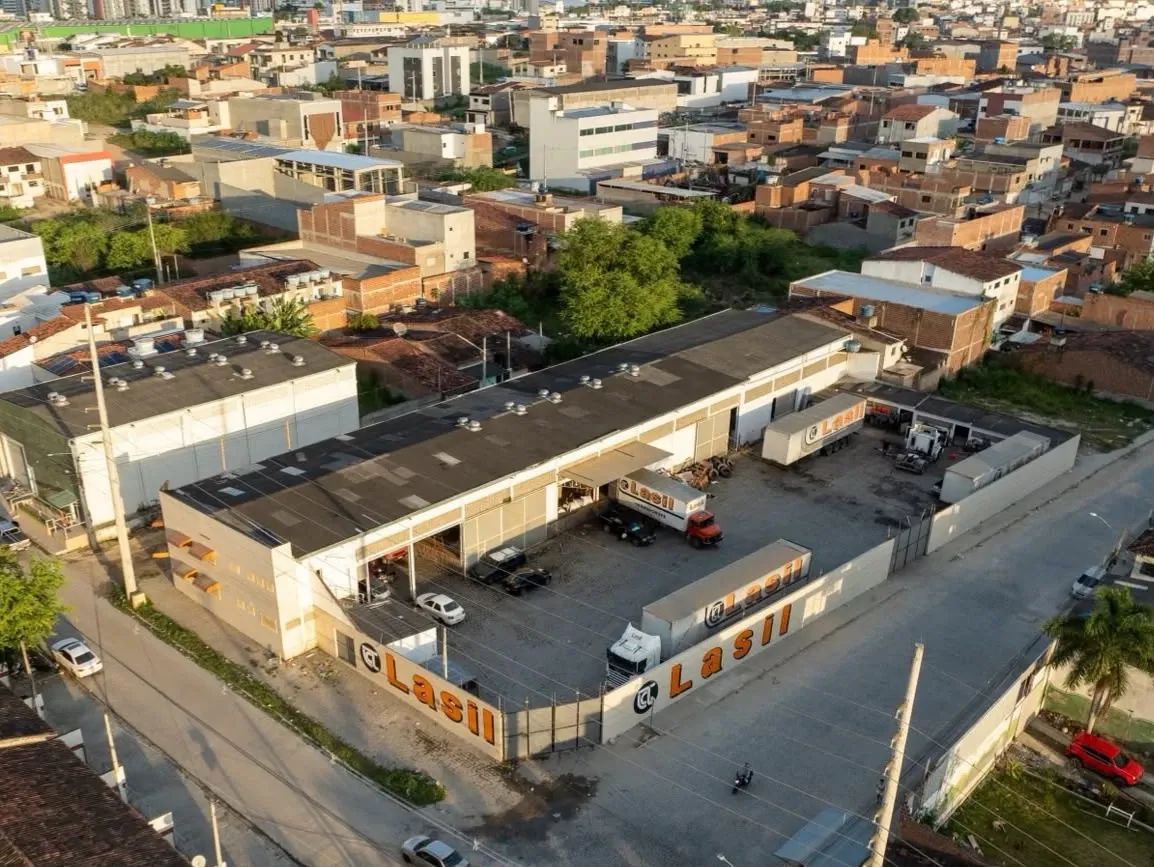 Vista aérea da unidade da Lasil Transportes em Caruaru, com carretas e caminhões da empresa no pátio